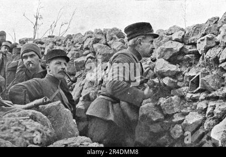 'Dix-sept ans apres Fachoda; Lancien chef de la mission Congo-Nil, le général Marchand, inspectant les tranchees de la division qu'il commandait, sur le front de Champagne', 1915 (1924). De "l'Album de la guerre 1914-1919, Volume I" [l'Illustration, Paris, 1924]. Banque D'Images