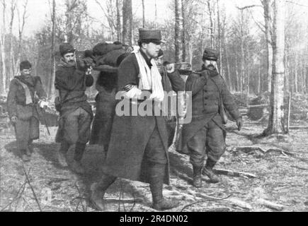 ''l'entr&#xe9;e de l'Italie dans la Guere, le 24 mai 1915; le corps du capitaine Bruno Garibaldi, tombe a l'attaque d'un tranchee allemand, sur le plateau de Bolanie, en Argonne, le 26 décembre 1914, est ramene vers l'arriere sur un territoire de la porte de la légion des hommes. De "l'Album de la guerre 1914-1919: Volume I" [l'Illustration, Paris, 1926]. Banque D'Images