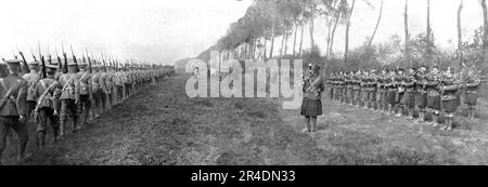 ''les Vainqueurs de Festubert; la première armee britannique, dont une division a brillament enleve, en Flandre, 1500 mètres de tranchees, un Festubert, est un passe-passe en revue un Haut-Rieux-les-Lillers, par les grands etats-majors anglais et francais. A droit, les cornemuseurs ecossais scandent sur la cornemuse le fichier des troupes, 1915. De "l'Album de la guerre 1914-1919: Volume I" [l'Illustration, Paris, 1926]. Banque D'Images