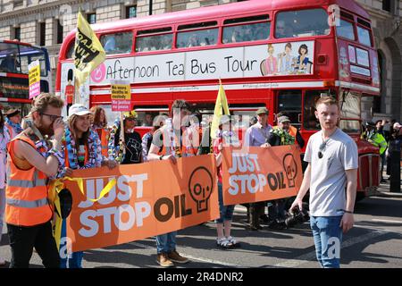 Londres, Royaume-Uni. 27 mai 2023. Les partisans de Just Stop Oil protestent alors qu'ils poursuivent leur lente marche sur la place du Parlement en demandant la fin de tous les nouveaux projets de pétrole, de gaz et de charbon au Royaume-Uni. Credit: Waldemar Sikora/Alay Live News Banque D'Images