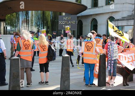 Londres, Royaume-Uni. 27 mai 2023. Les partisans de Just Stop Oil manifestent lors de la manifestation Not My Bill devant le New Scotland Yard à Londres. Credit: Waldemar Sikora/Alay Live News Banque D'Images