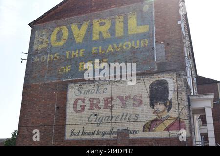 Des publicités fantômes pour les cigarettes Bovril et Grey sur une maison à Bedford. Banque D'Images