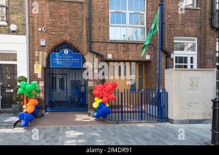 Ballons colorés attachés aux rampes à l'entrée de l'école primaire catholique St Vincent. St Vincent Street, Marylebone, Londres, Angleterre, Royaume-Uni Banque D'Images