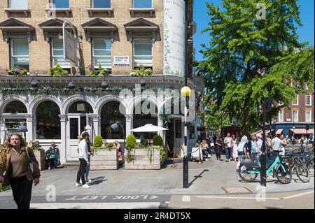 Les gens dehors et sur un jour ensoleillé. Home Marylebone restaurant à l'angle de Paddington Street et Marylebone High Street, Londres, Angleterre, Royaume-Uni Banque D'Images