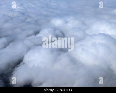 Une belle vue avec un ciel rempli de nuages blancs moelleux. Banque D'Images