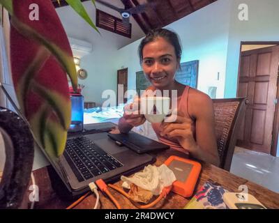 Travailler dans un complexe de luxe, lac Peten Itza, El Remate, Petén, Guatemala Banque D'Images