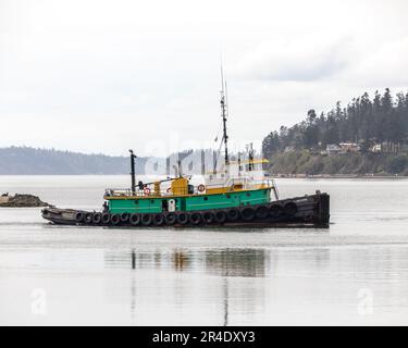 Everett WA États-Unis 21 avril 2023 Tug Boat Glen Cove sur le chemin de prendre une barge pleine de bois Banque D'Images