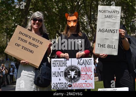 Londres, Angleterre, Royaume-Uni. 27th mai 2023. Des centaines de personnes, dont beaucoup appartiennent à un certain nombre d'organisations et de groupes de campagne, se sont rassemblées sur la place Parliment, et ont défilé sur Downing Street pour protester contre la nouvelle loi sur l'ordre public, qui facture les lois anti-protestation du gouvernement, les lois anti-grève, les lois anti-voyageurs et les lois anti-migrants. Un large éventail de groupes ont rejoint le rassemblement, notamment Animal Rising, Republic, Just Stop Oil, BLM Croydon, Stand up to racisme, Gypsy Traveller League, Fuel Poverty action, DPAC et Kill the Bill. (Credit image: © Thomas Krych/ZUMA Press Wire Banque D'Images