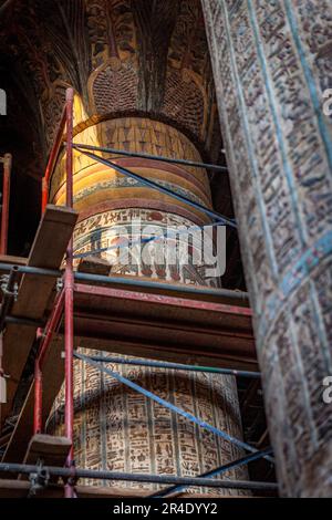 Travaux de restauration à l'intérieur du Temple de Khnum, Esna, Egypte, montrant des détails colorés sur les colonnes Banque D'Images