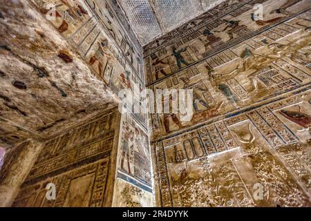 Sculptures murales dans une chambre du Temple de Hathor, Dendera Banque D'Images