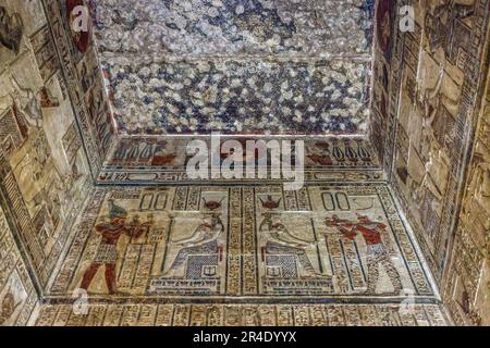 Sculptures murales dans une chambre du Temple de Hathor, Dendera Banque D'Images