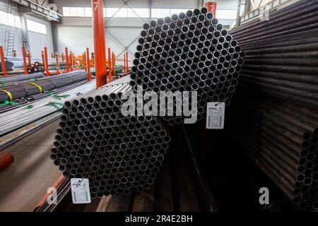 Podolsk, province de Moscou - 02 août 2021 : tuyaux en acier inoxydable sur un entrepôt intérieur. Banque D'Images