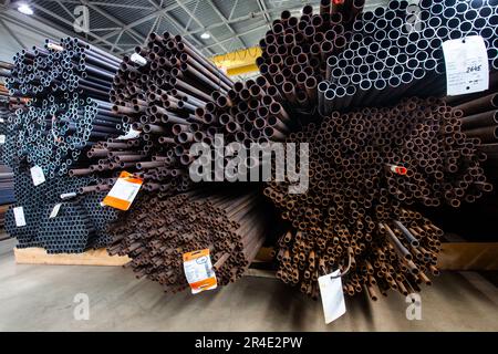 Podolsk, province de Moscou - 02 août 2021 : entrepôt intérieur de tuyaux et tubes dans le hangar Banque D'Images