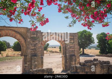 Portique (Bab al Sudda) à Medina Azahara (Madinat al-Zahra) - Cordoue, Andalousie, Espagne Banque D'Images