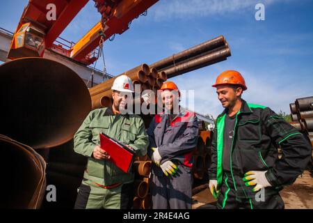 Podolsk, province de Moscou - 02 août 2021: Entrepôt de pipes. Discussion entre les ingénieurs et les employés Banque D'Images