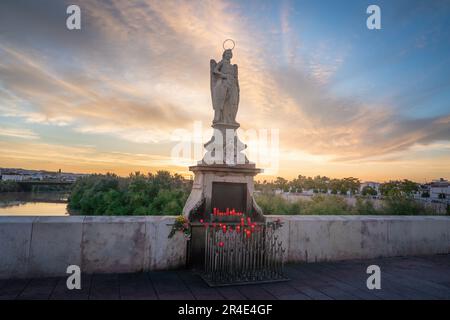 Statue de San Rafael au pont romain de Cordoue au lever du soleil - Cordoue, Andalousie, Espagne Banque D'Images