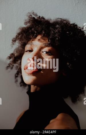 Jeune femme noire dans le studio Banque D'Images