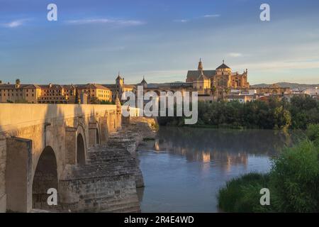 Cordoue Skyline au coucher du soleil avec la cathédrale, le pont romain et le fleuve Guadalquivir - Cordoue, Andalousie, Espagne Banque D'Images