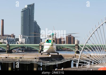 Un hélicoptère atterrissant à l'héliport de Londres, Lombard Road, Battersea, Londres, SW11, Angleterre, Royaume-Uni Banque D'Images