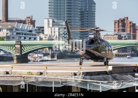 Un hélicoptère atterrissant à l'héliport de Londres, Lombard Road, Battersea, Londres, SW11, Angleterre, Royaume-Uni Banque D'Images