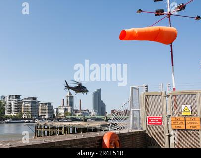 Un hélicoptère atterrissant à l'héliport de Londres, Lombard Road, Battersea, Londres, SW11, Angleterre, Royaume-Uni Banque D'Images