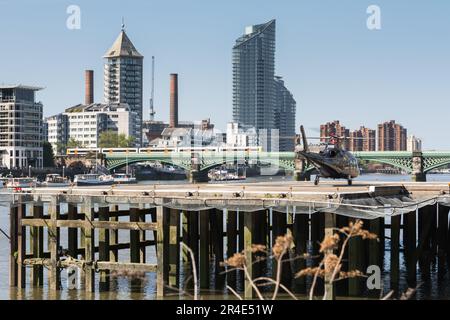 Un hélicoptère atterrissant à l'héliport de Londres, Lombard Road, Battersea, Londres, SW11, Angleterre, Royaume-Uni Banque D'Images