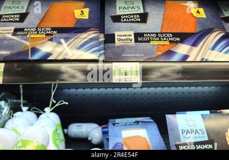 Beyrouth, Liban. 27th mai 2023. La nourriture en dollars US est exposée dans un supermarché de Beyrouth, Liban, 27 mai 2023. Selon le dernier rapport, le taux d'inflation annuel au Liban est passé de 264% en mars 2023 à 269% en avril 2023, alors que la livre libanaise, qui a été dévaluée de 90% par la Banque centrale en février dernier, continuait de se déprécier. En raison de l'hyperinflation, la plupart des magasins et des supermarchés du pays ont commencé à pricing des articles, en particulier les biens d'importation, en dollars américains, tout en continuant à pricing d'autres en livres libanais. (Photo d'Elisa Gestri/SIPA USA) crédit: SIPA USA/Alay Live News Banque D'Images