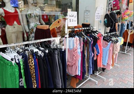 Beyrouth, Liban. 27th mai 2023. Les vêtements en dollars US sont exposés à l'extérieur d'une boutique de Beyrouth, Liban, 27 mai 2023. Selon le dernier rapport, le taux d'inflation annuel au Liban est passé de 264% en mars 2023 à 269% en avril 2023, alors que la livre libanaise, qui a été dévaluée de 90% par la Banque centrale en février dernier, continuait de se déprécier. En raison de l'hyperinflation, la plupart des magasins et des supermarchés du pays ont commencé à pricing des articles, en particulier les biens d'importation, en dollars américains, tout en continuant à pricing d'autres en livres libanais. (Photo d'Elisa Gestri/SIPA USA) crédit: SIPA USA/Alay Live News Banque D'Images