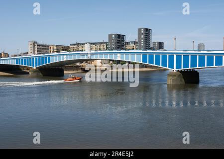 Le pont Wandsworth 1940s de Sir Thomas Peirson Frank et la Tamise, Londres, Angleterre, Royaume-Uni Banque D'Images