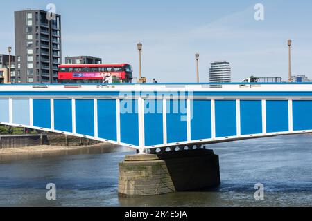 Le pont Wandsworth 1940s de Sir Thomas Peirson Frank et la Tamise, Londres, Angleterre, Royaume-Uni Banque D'Images