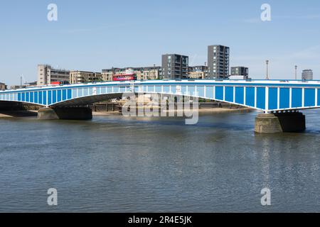 Le pont Wandsworth 1940s de Sir Thomas Peirson Frank et la Tamise, Londres, Angleterre, Royaume-Uni Banque D'Images