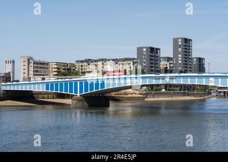 Le pont Wandsworth 1940s de Sir Thomas Peirson Frank et la Tamise, Londres, Angleterre, Royaume-Uni Banque D'Images