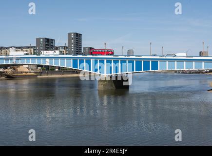 Le pont Wandsworth 1940s de Sir Thomas Peirson Frank et la Tamise, Londres, Angleterre, Royaume-Uni Banque D'Images