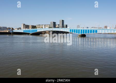 Le pont Wandsworth 1940s de Sir Thomas Peirson Frank et la Tamise, Londres, Angleterre, Royaume-Uni Banque D'Images