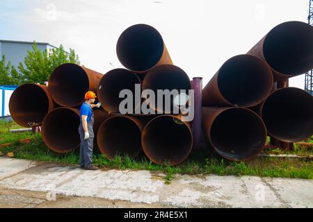 Podolsk, province de Moscou - 02 août 2021: Entrepôt de pipes. Quantité de tubes de contrôle de l'opérateur. Banque D'Images