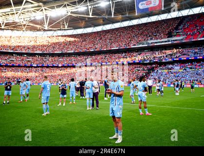 Callum Doyle de Coventry City applaudit les fans à la fin de la finale du championnat Sky Bet au stade Wembley, Londres. Date de la photo: Samedi 27 mai 2023. Banque D'Images