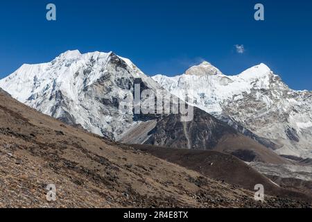 Vue sur Island Peak ou Imja TSE et Makalu sur le chemin du camp de base de l'Everest dans le parc national de Sagarmatha, Himalaya, Népal. Sommets de montagne sous la neige Banque D'Images