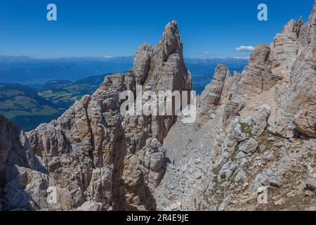 Scénario rocailleux de dolomie dans le massif de Latemar, Dolomites, Italie Banque D'Images