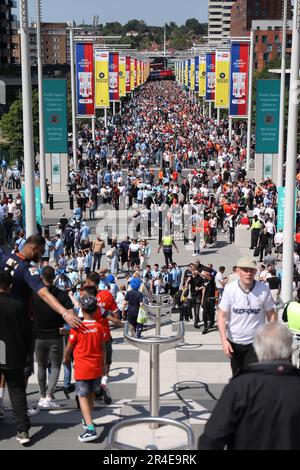 Londres, Royaume-Uni. 27th mai 2023. Les fans de Luton Town et de Coventry City descendent Wembley Way avant le championnat EFL Sky Bet disputez le match final entre Coventry City et Luton Town au stade Wembley, Londres, Angleterre, le 27 mai 2023. Photo de Joshua Smith. Utilisation éditoriale uniquement, licence requise pour une utilisation commerciale. Aucune utilisation dans les Paris, les jeux ou les publications d'un seul club/ligue/joueur. Crédit : UK Sports pics Ltd/Alay Live News Banque D'Images