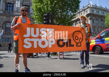 Londres, Royaume-Uni. 27th mai 2023. Les manifestants tiennent une bannière Just Stop Oil pendant la manifestation devant Downing Street. Divers groupes d'activistes se sont réunis à Westminster pour protester contre le projet de loi sur l'ordre public, qui limite les protestations. Crédit : SOPA Images Limited/Alamy Live News Banque D'Images