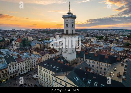 Toits de la vieille ville de Lviv en Ukraine pendant la journée. L'atmosphère magique de la ville européenne. Site touristique, l'hôtel de ville et la place principale. Banque D'Images