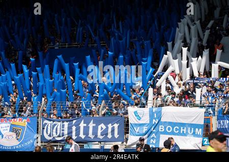 Fans de Bochum dans le bloc de fans, chorégraphie, choreo, football 1st Bundesliga, 34th match day, VFL Bochum (BO) - Bayer Leverkusen 3: 0, on 27 mai 2023 à Bochum/Allemagne. #La réglementation DFL interdit toute utilisation de photographies comme séquences d'images et/ou quasi-vidéo # Banque D'Images