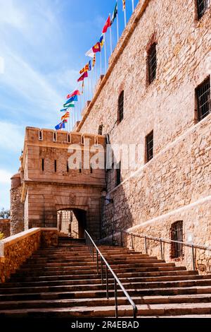 La Puerta de la Marina est la porte d'accès à la première enceinte fortifiée de Melilla la Vieja, au bord de la mer, dans la ville espagnole de Melilla. Il Banque D'Images