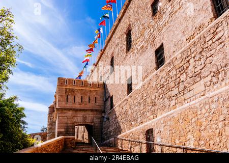 La Puerta de la Marina est la porte d'accès à la première enceinte fortifiée de Melilla la Vieja, au bord de la mer, dans la ville espagnole de Melilla. Il Banque D'Images