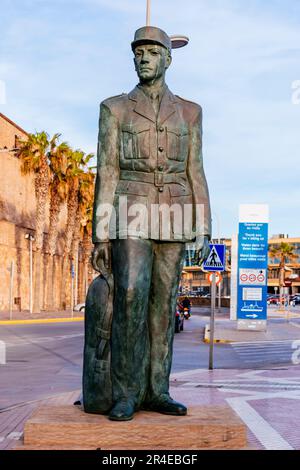 Statue hommage au soldat dans le service de recrutement militaire, conscription. La plaque dit: «Hommage au soldat du service de recrutement militaire Banque D'Images