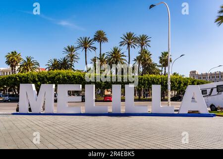 Lettres qui orthographent Melilla sur la Plaza de España, centre-ville. Melilla, Ciudad Autónoma de Melilla, Espagne, África, UE. Banque D'Images