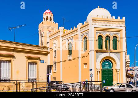 La mosquée centrale, ou mosquée aljama, est la plus grande de la ville espagnole de Melilla. Situé dans le Modernista Ensanche, il fait partie de l'historique-AR Banque D'Images