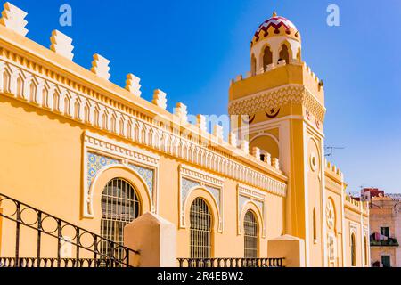 Minaret et dôme de la mosquée. La mosquée centrale, ou mosquée aljama, est la plus grande de la ville espagnole de Melilla. Situé dans le Modernista Ensanch Banque D'Images