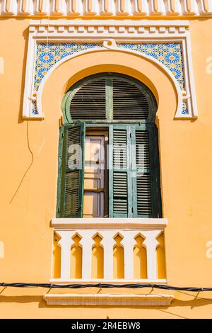 Détail balcon. La mosquée centrale, ou mosquée aljama, est la plus grande de la ville espagnole de Melilla. Situé dans le Modernista Ensanche, il fait partie de Banque D'Images