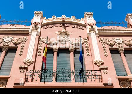 Le bâtiment de la Chambre officielle de commerce, d'industrie et de navigation est un bâtiment moderniste situé sur la rue Miguel de Cervantes dans le Moderni Banque D'Images